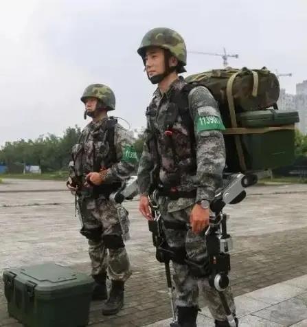 解放軍陸軍士兵身穿機(jī)械外骨骼