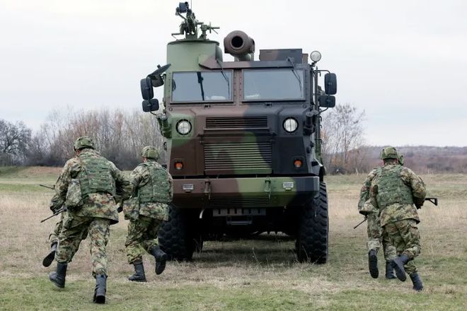 塞爾維亞陸軍Nora B-52自行榴彈炮在軍事訓練中展示火力