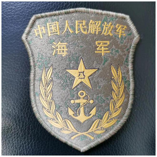 除了暗化處理,還加入了迷彩這組圖可以清晰看到海軍臂章,胸標,海軍