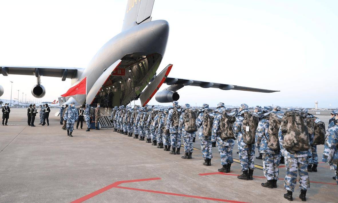 我軍陸軍成建制被投送非洲,071與運20協同出動,在下一